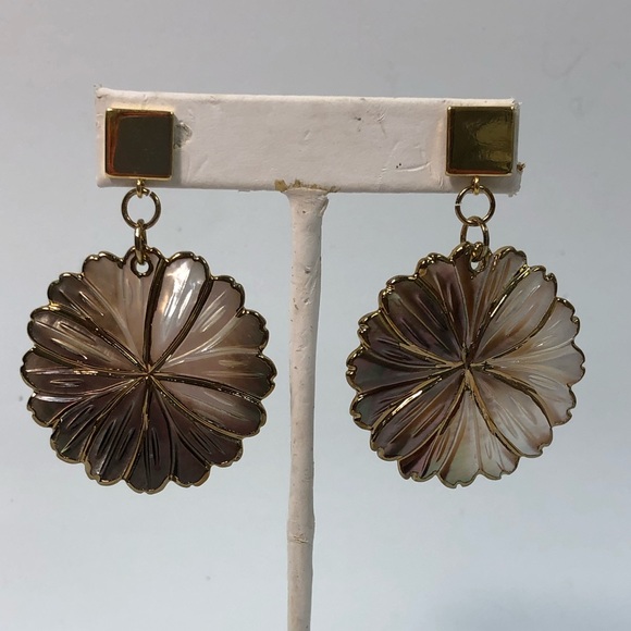 Mother of Pearl Flower Earrings - Picture 2 of 4